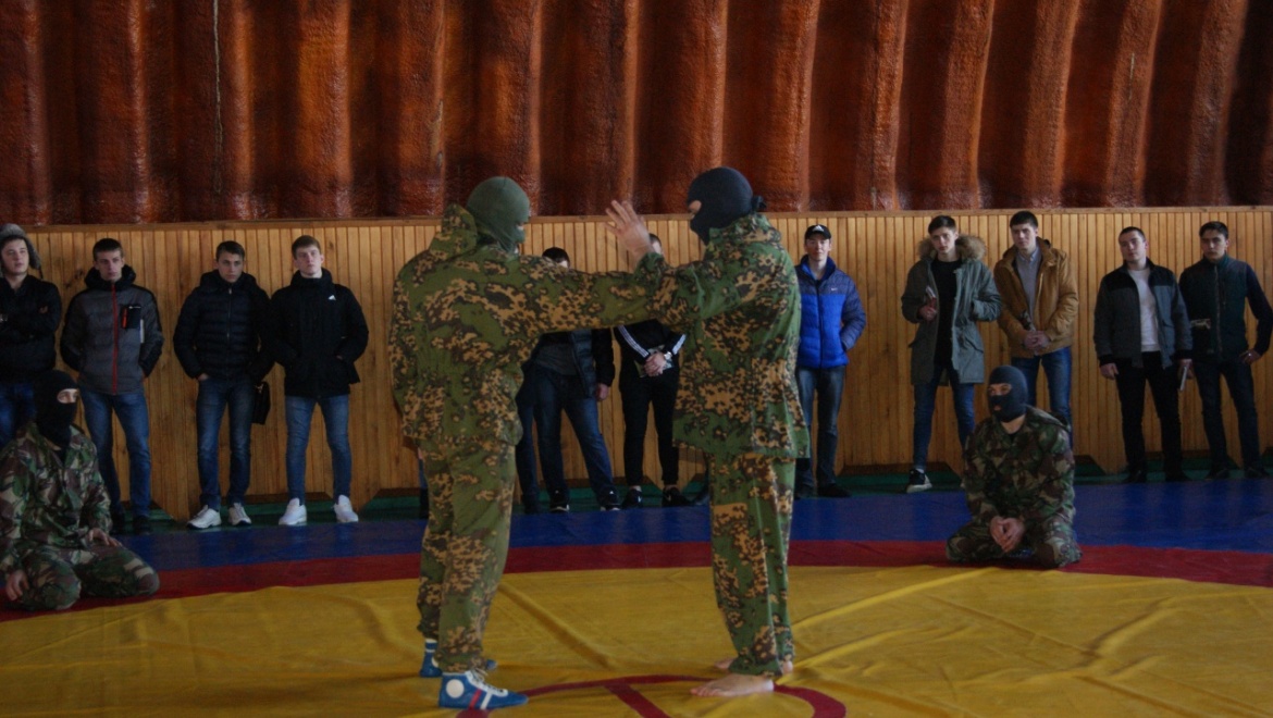 Командир СОБРа преподал Урок мужества