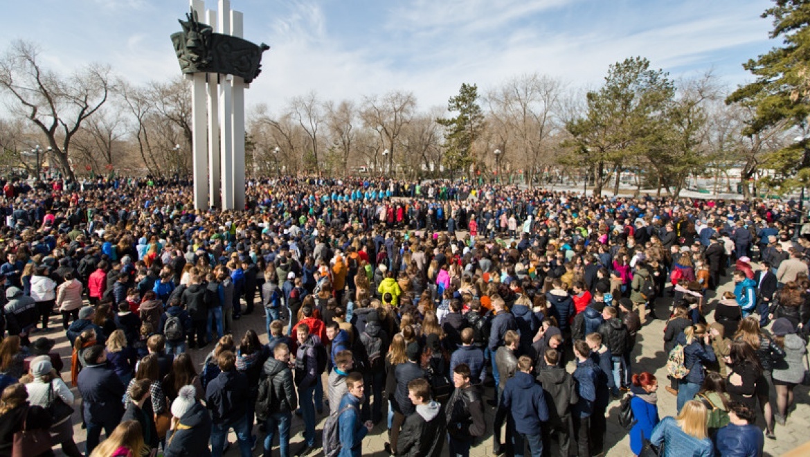 Более пяти тысяч оренбуржцев почтили память погибших при взрыве в метро Санкт-Петербурга
