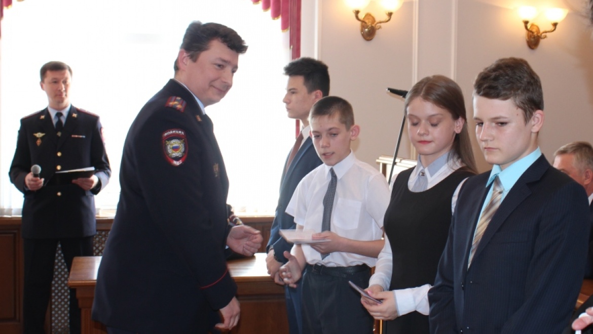 14-летние оренбуржцы получили паспорта в День космонавтики