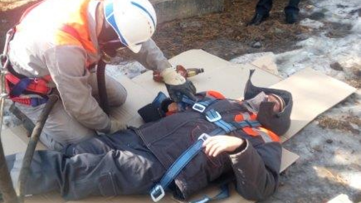 Теплоэнергетики извлекли пострадавшего из тепловой камеры