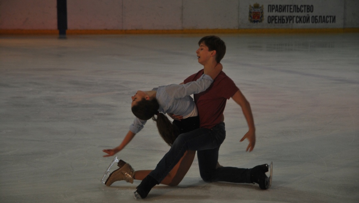 В Оренбурге прошли показательные выступления по фигурному катанию