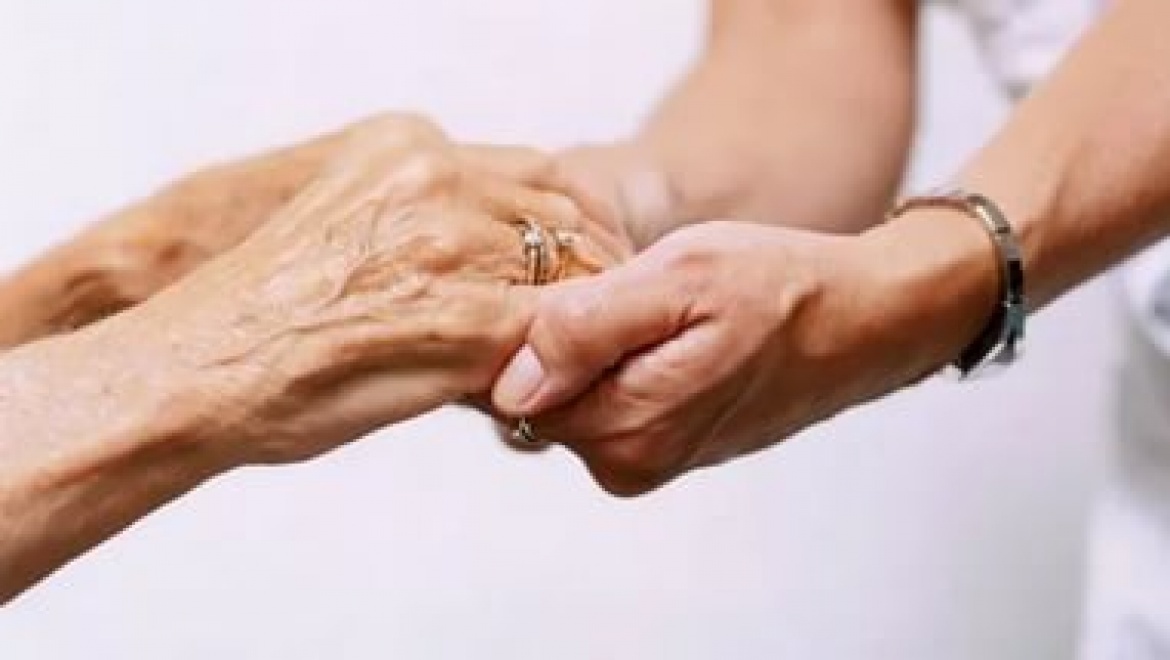 Пьяная сиделка сломала ребро бабушке