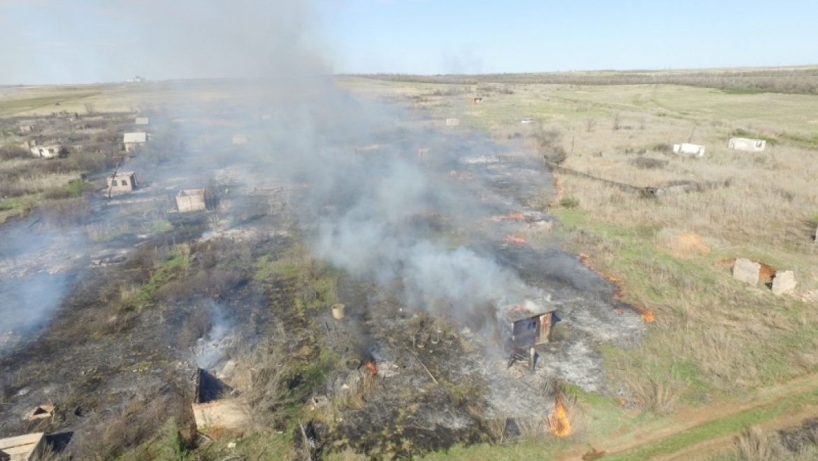 В Первомайском горят заброшенные дачные участки