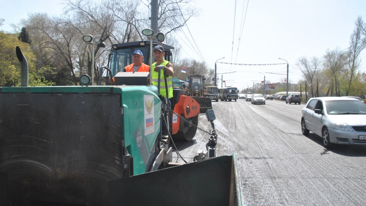На проспекте Победы дорожники положили выравнивающий слой