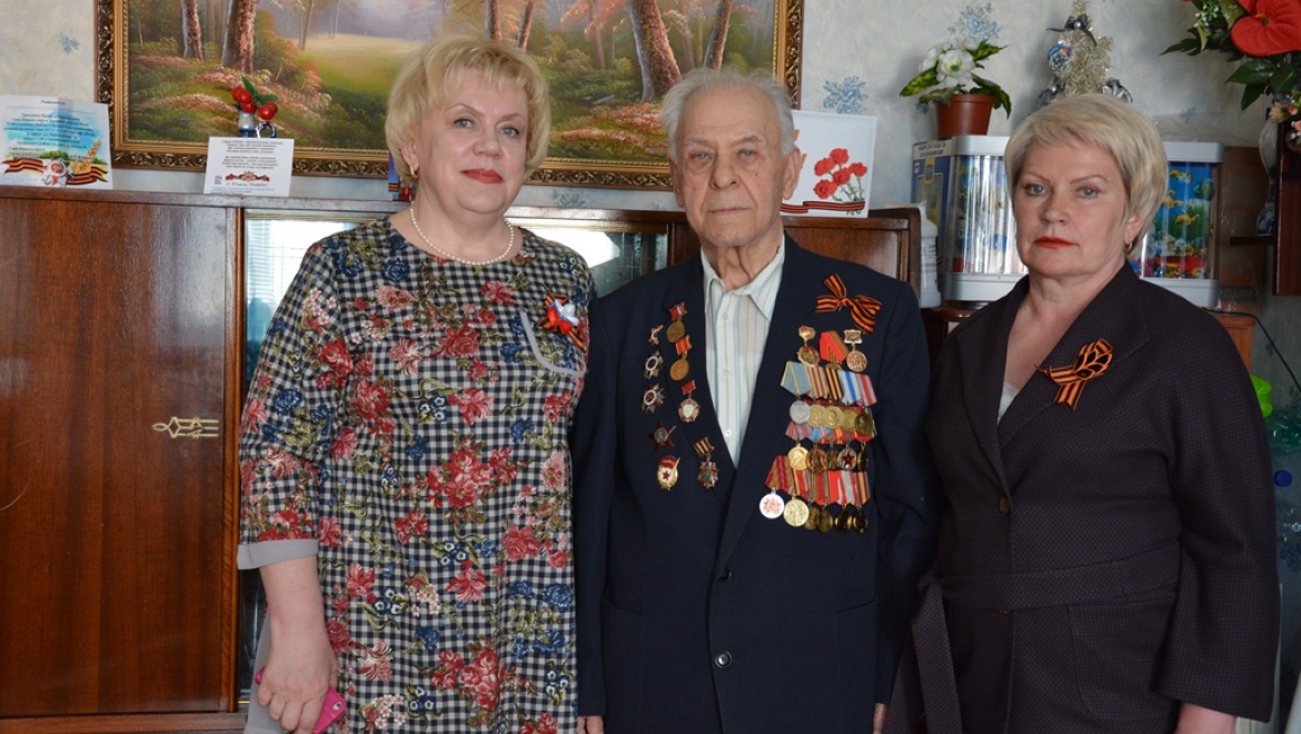 Ветераны принимают поздравления на дому