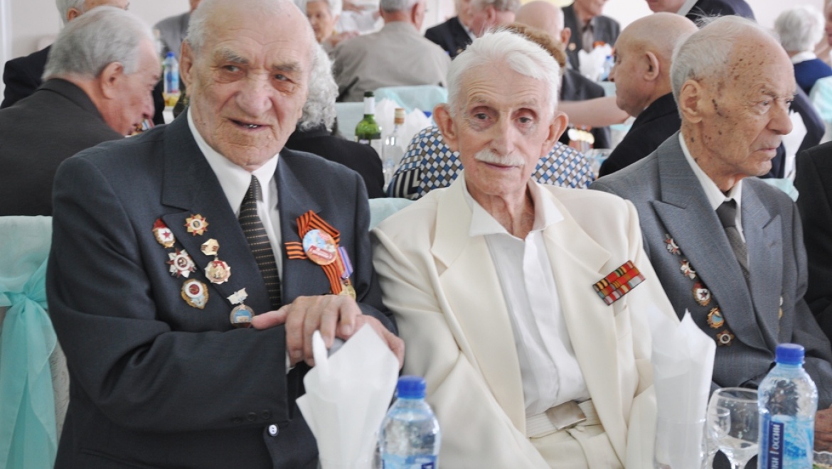 Активистов районных Советов ветеранов поздравили в округах