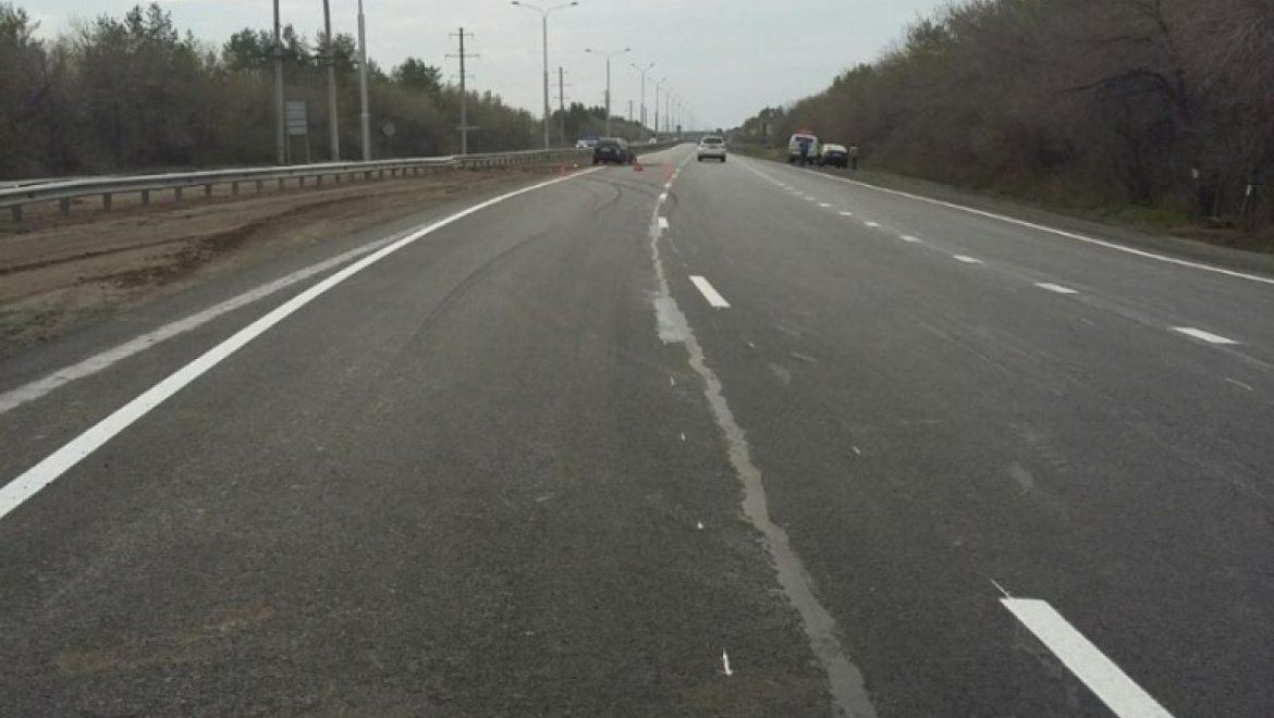 Женщина за рулем с тремя пассажирами наехала на ограждение