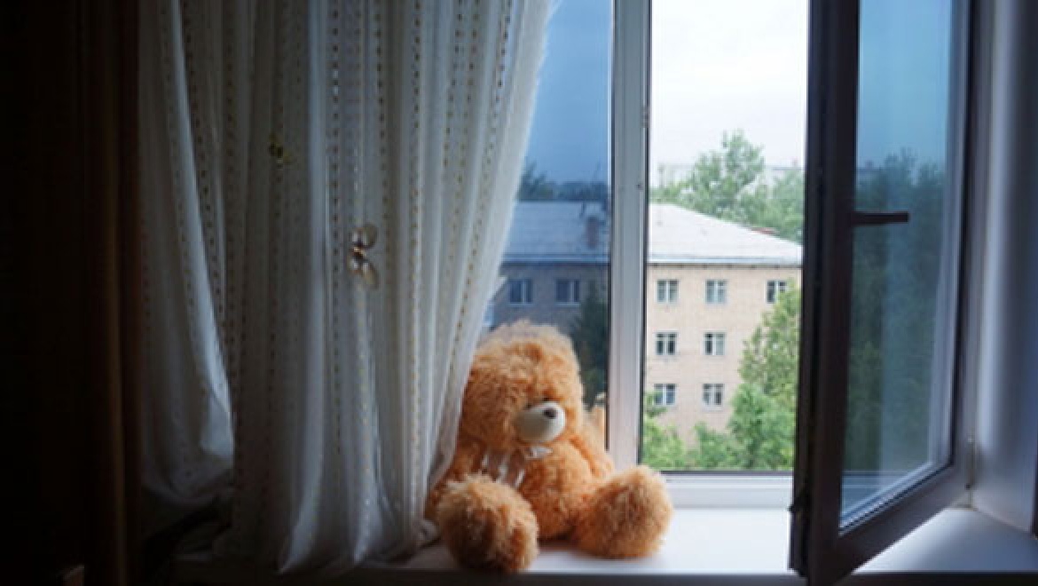 4-х летняя девочка выпала из окна