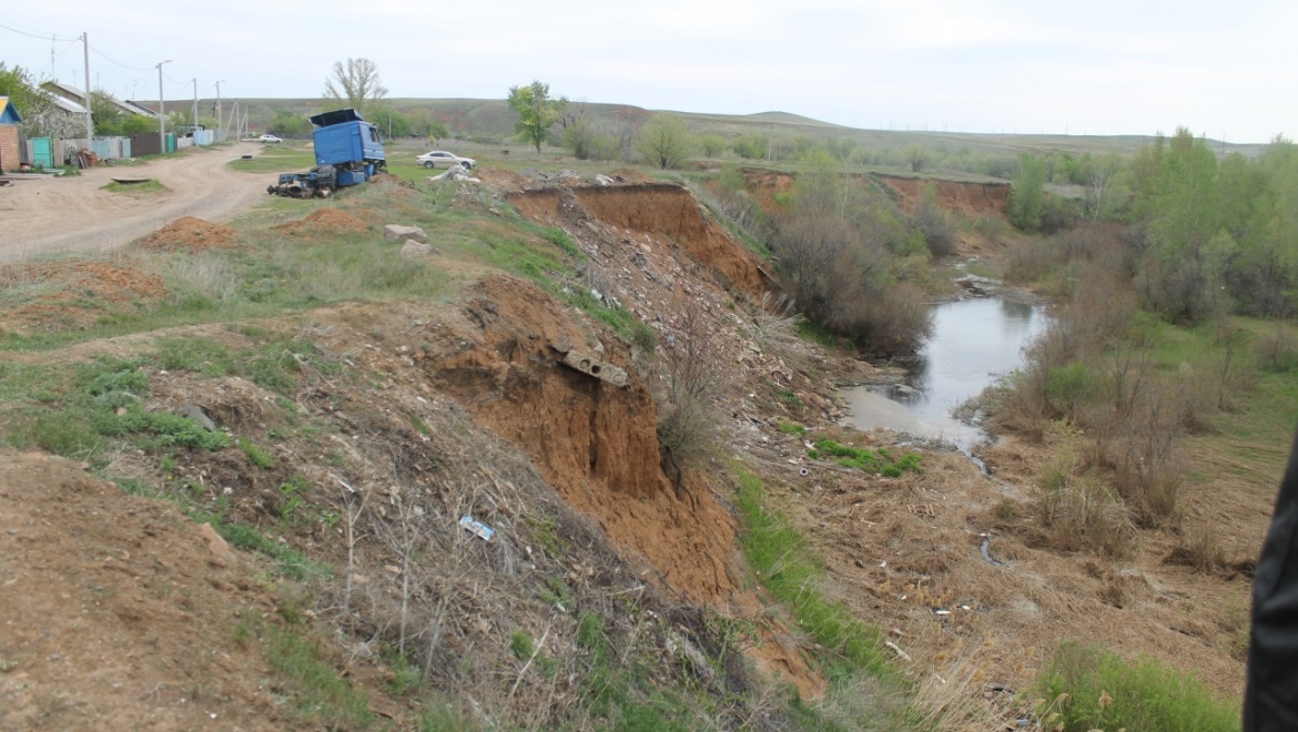 Активисты ОНФ взяли на контроль проблему с обрушающимся обрывом в поселке Экспериментальный
