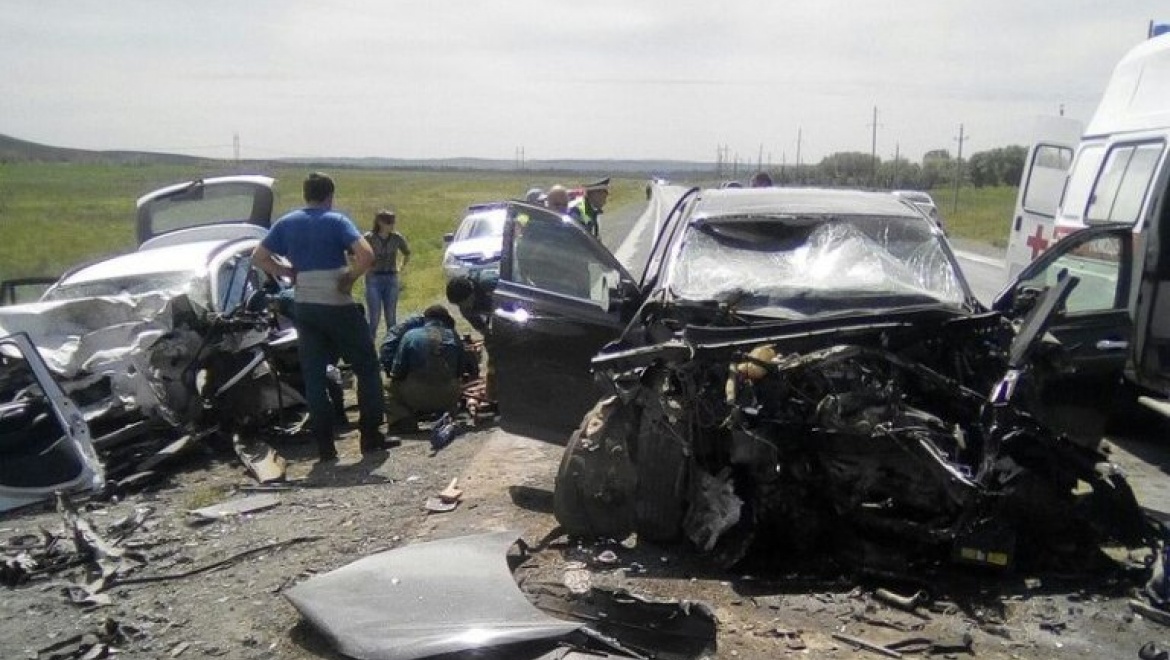В Кувандыкском районе столкнулись "Тойота" и "БМВ", выжил только один пассажир