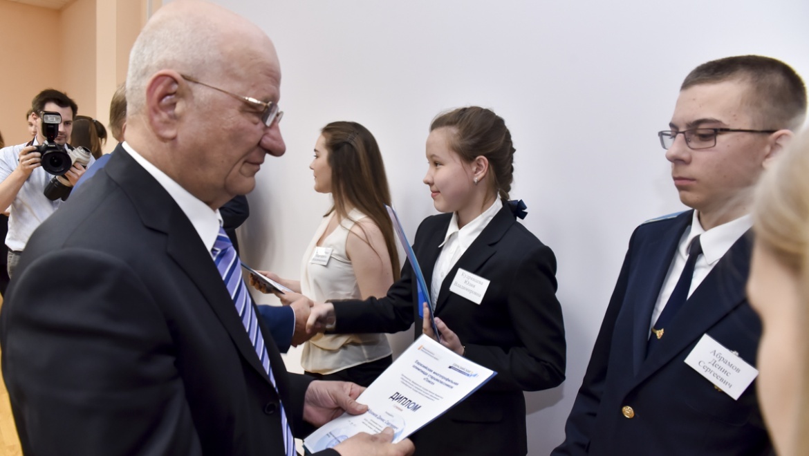 Губернатор наградил первых победителей евразийских олимпиад