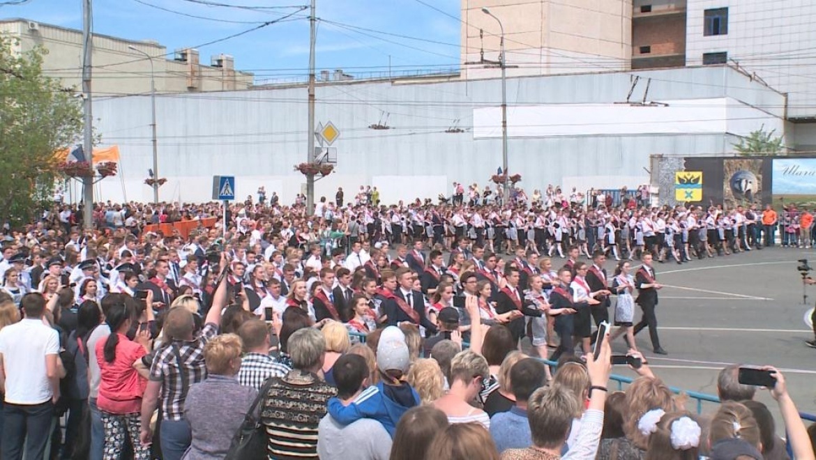 В Оренбурге 2500 выпускников станцевали вальс
