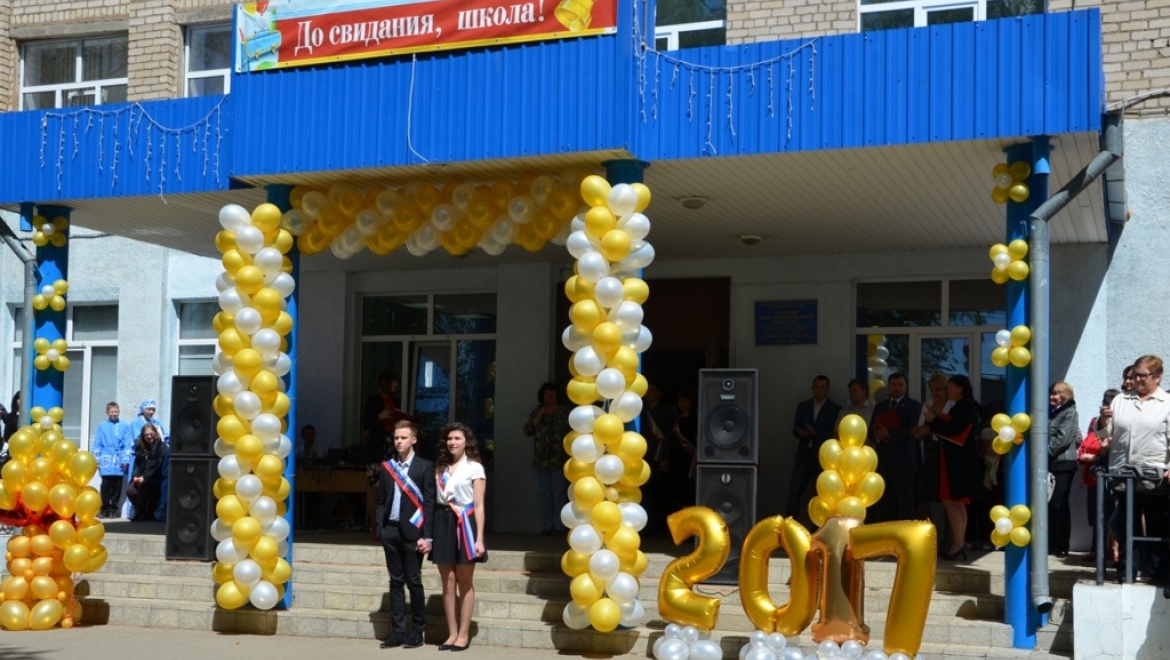 Депутаты дали напутственные слова выпускникам