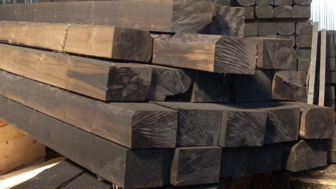 На мальчиков упала шпала