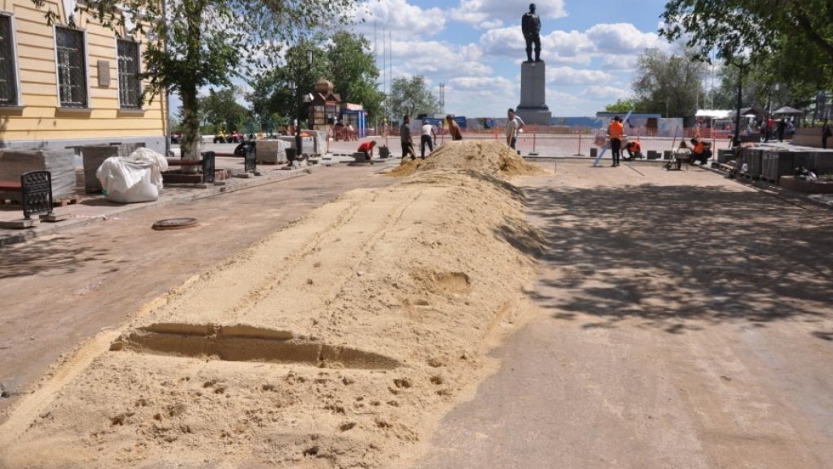 На улице Советской началась работа по замене плитки