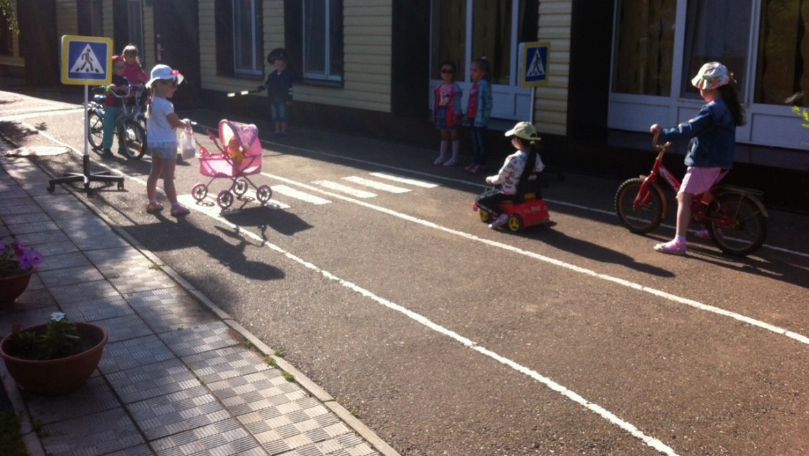 Сотрудники ГИБДД провели показательное занятие для малышей детского сада