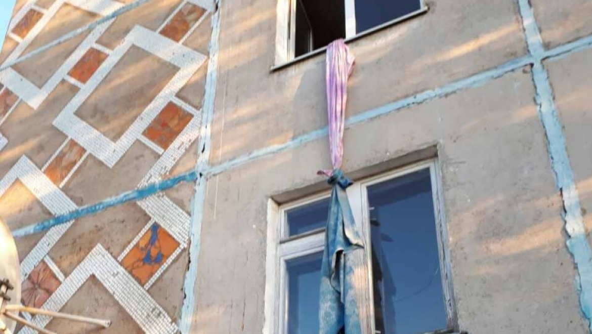 Оренбургские огнеборцы спасли выпавшего из окна мужчину
