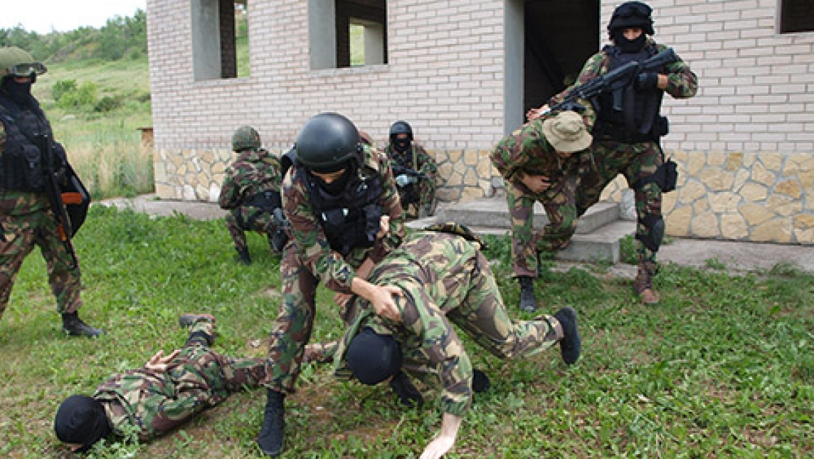 Омон физическая подготовка. Омон физическая подготовка. Спецназ подтягивается. Подготовка омона, на улице. Тренировка омона.