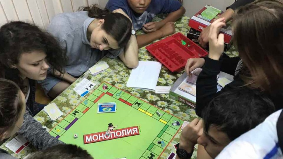 Дети в лагере организовывали собственные предприятия, покупали лицензии и продвигали услуги