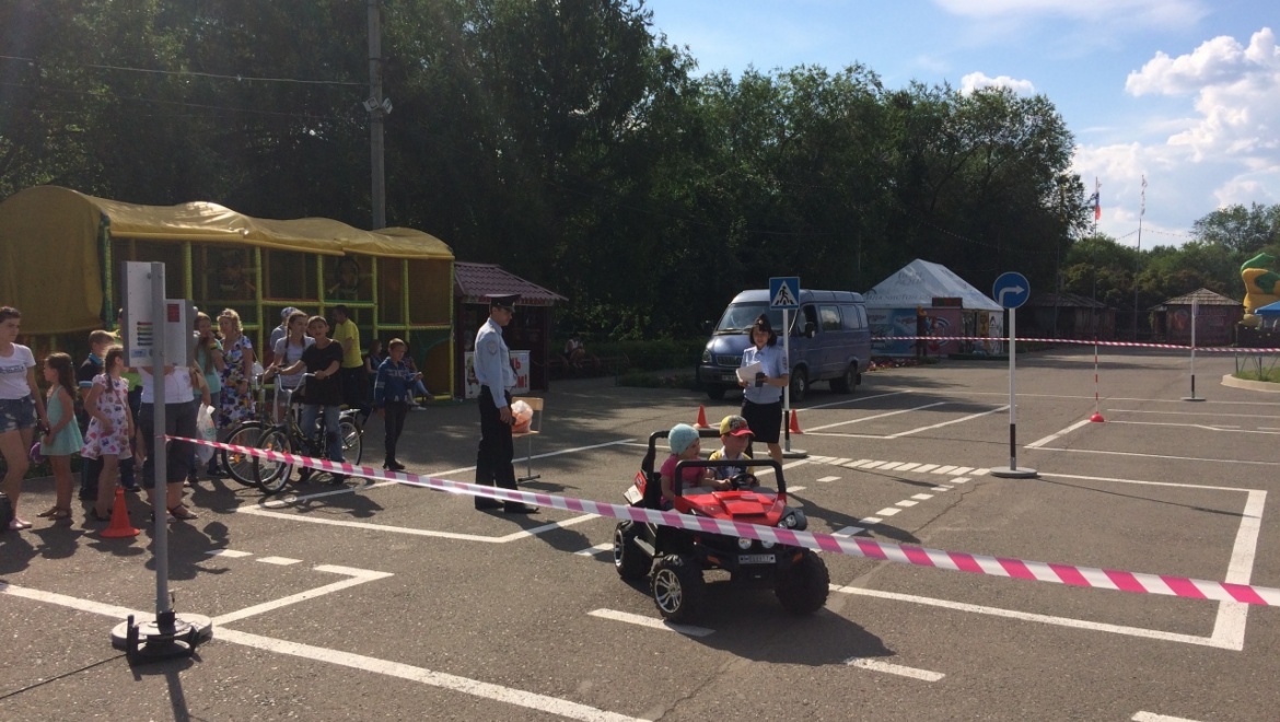 В парке 50-летия СССР для детей организовали автогородок