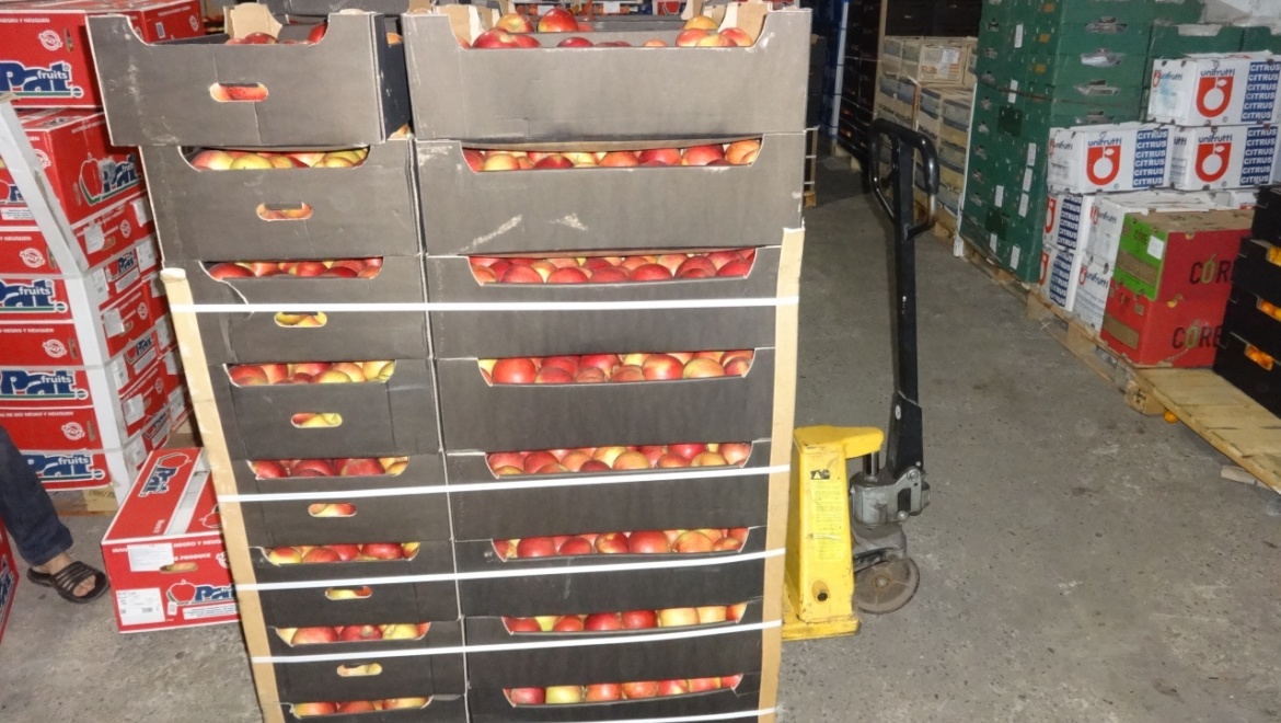 На рынке "Петровский" изъято и уничтожено полтонны польских яблок