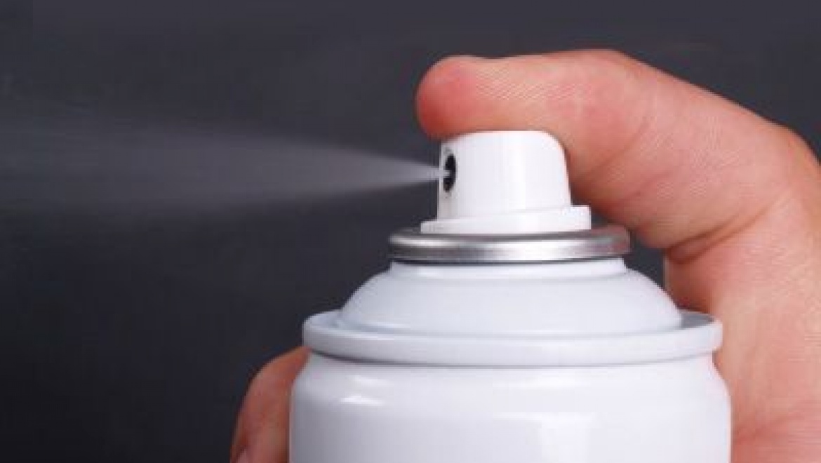 Несколько школьниц на остановке развлекались вдыханием освежителя воздуха