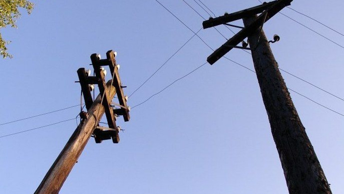 Подростка едва не убило током, когда он на спор забрался на столб ЛЭП