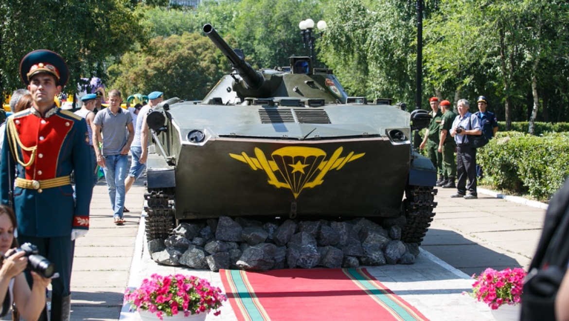На мемориале воинов-интернационалистов в парке им. 50-летия СССР установлен макет БМД