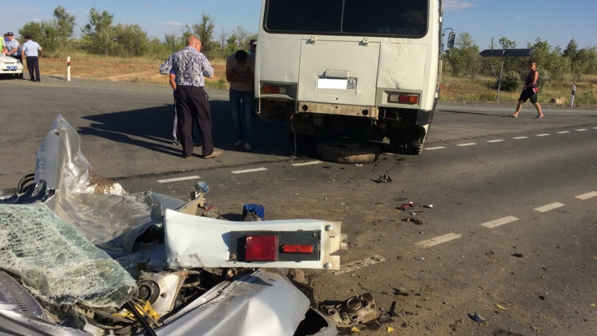 Водитель иномарки "догнал" автобус на трассе