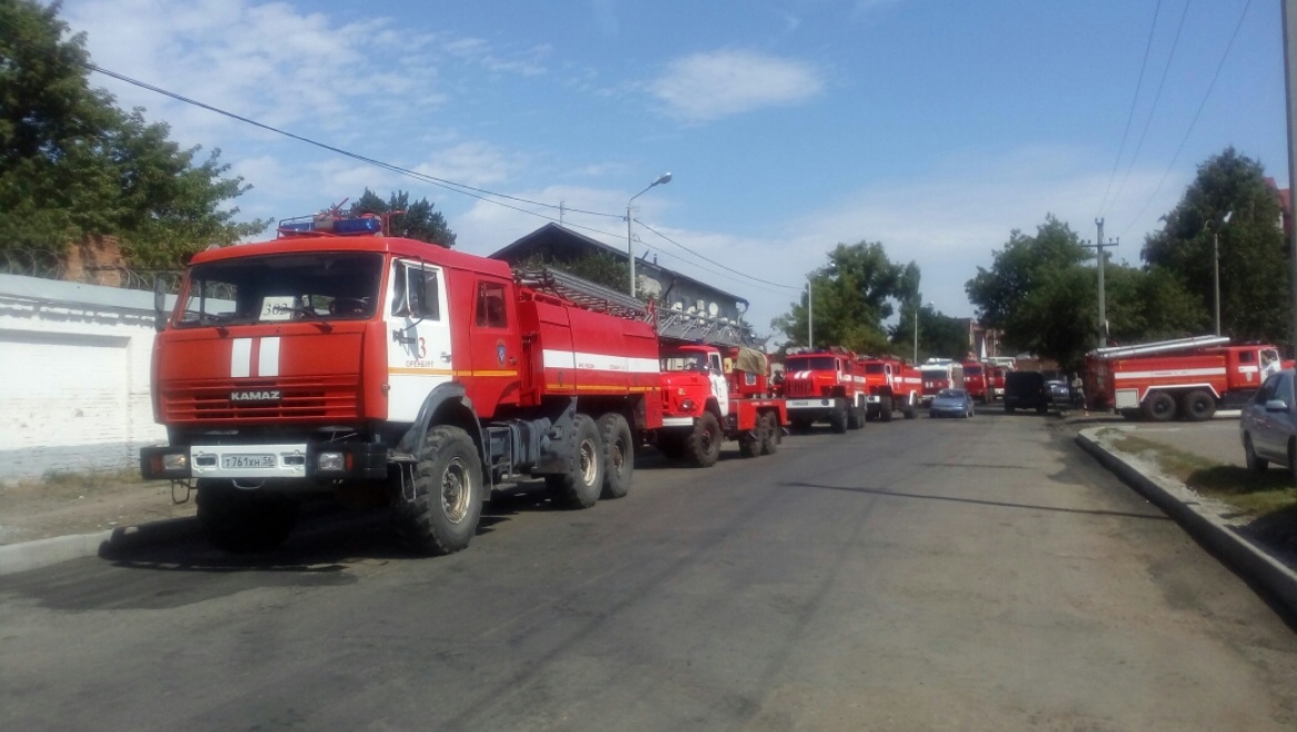 На маслоэкстракционном заводе загорелся склад