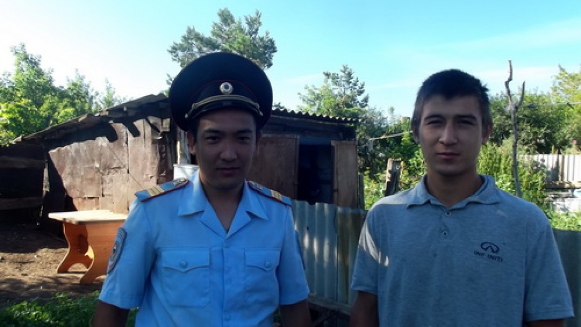 Полицейский спас мужчину из горящего дома 