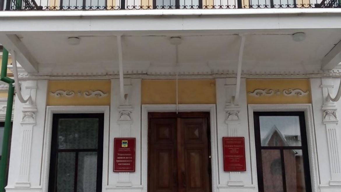 На 101 девочку родились 100 мальчиков