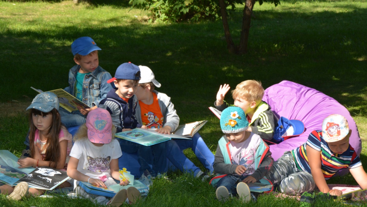 Более двух тысяч юных оренбуржцев стали постоянными участниками проекта «Летний читальный зал на траве»