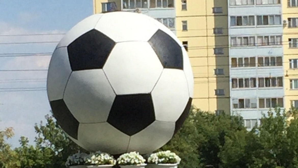 В Оренбурге на перекрестке улиц появился футбольный мяч