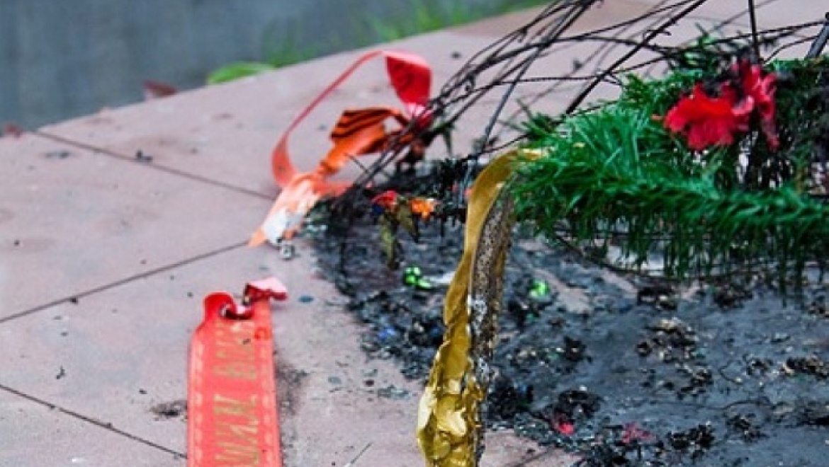 Дети подожгли венки у мемориала