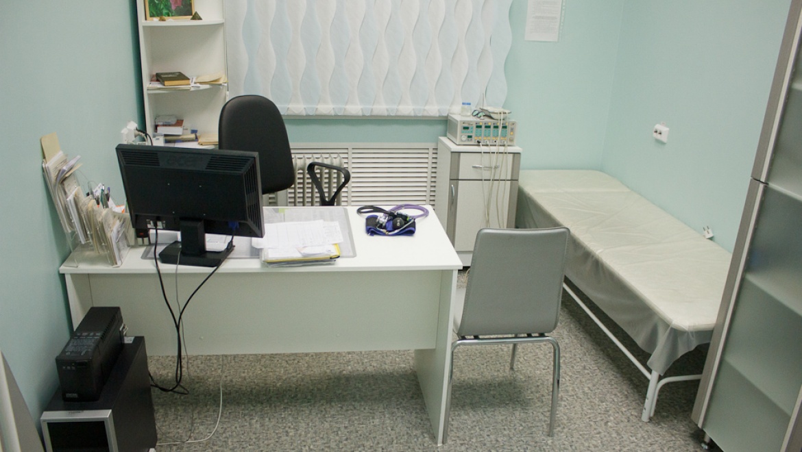 Стол в клинике. Кабинет терапевта. Фрукты на тумбочке в больнице. Лечебное питание (диетотерапия). Стол для пищи для пациентов.