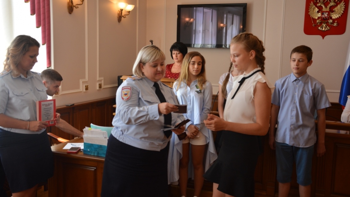 Юным оренбуржцам вместе с первыми паспортами подарили Конституцию России