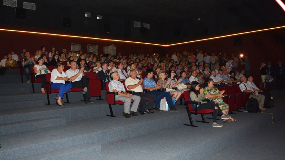 В поселке Саракташ открыли современный кинотеатр