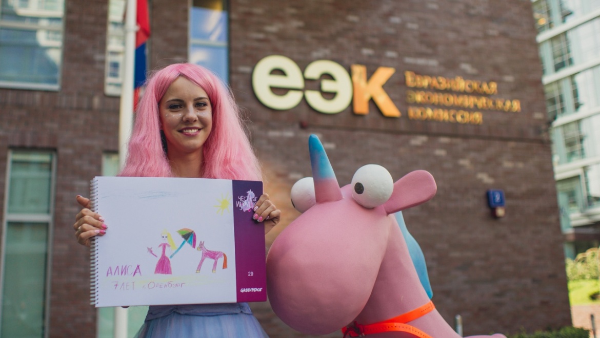 Герои рисунка семилетней Алисы из Оренбурга попросили защитить детей от токсичных игрушек