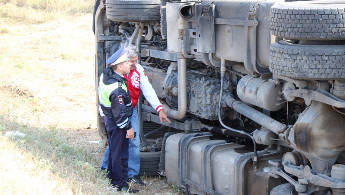Полицейские вытащили литовскую фуру из кювета