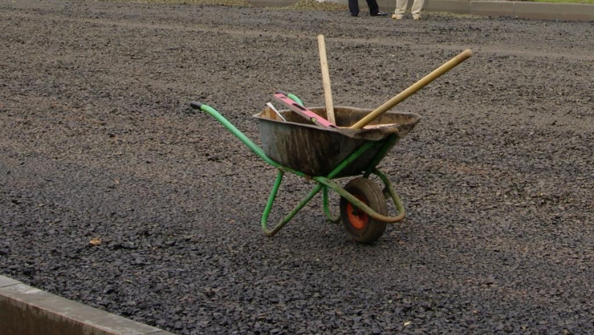 В сети Интернет накануне появилась информация, что в Оренбурге асфальт укладывали в лужи