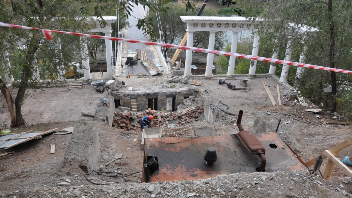 В ходе реконструкции спуска к Уралу строители обнаружили предметы середины прошлого века