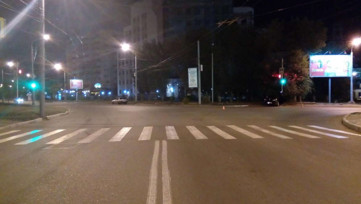 На Туркестанской молодой водитель врезался в дерево