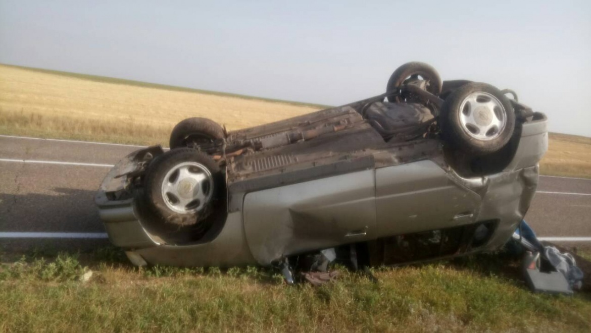 В Октябрьском районе автомобиль опрокинулся на проезжей части