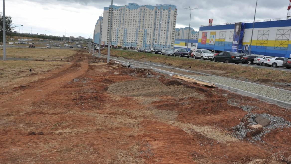 Территорию вокруг недавно открывшегося аквапарка благоустраивают