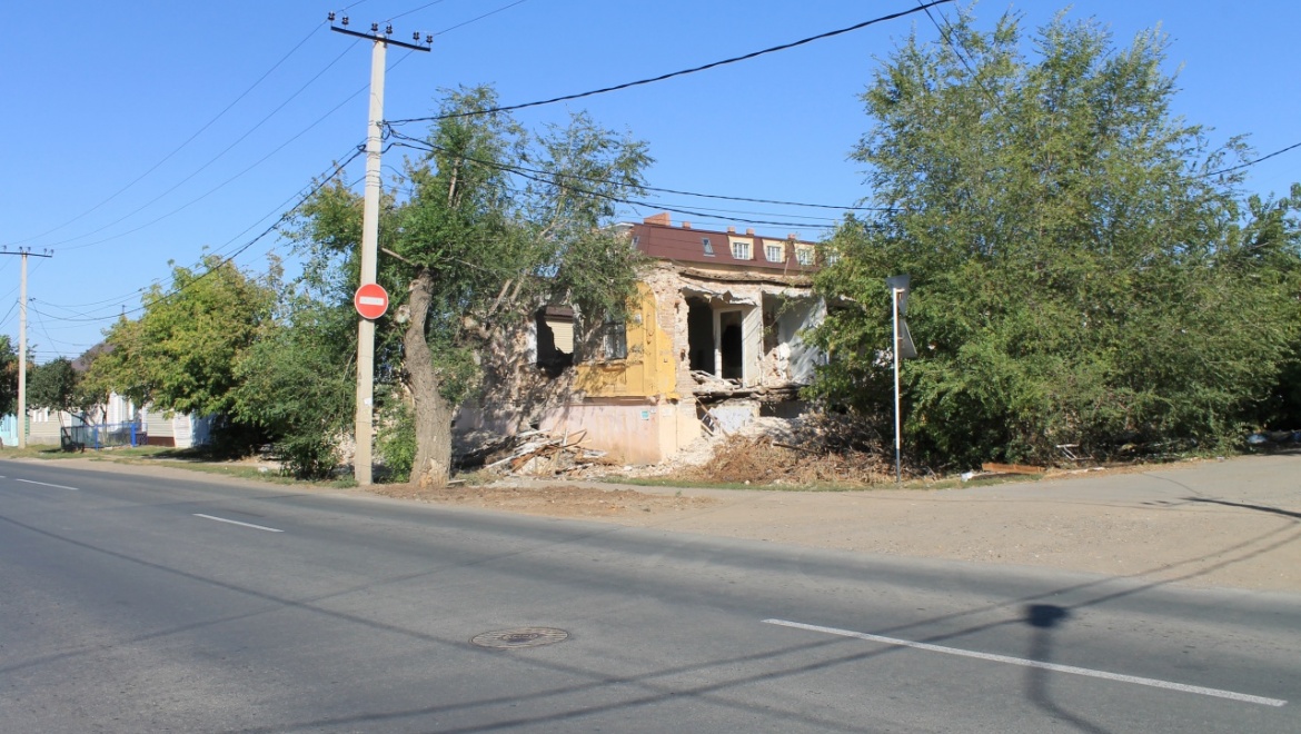В Оренбурге три дома превратились в склады мусора