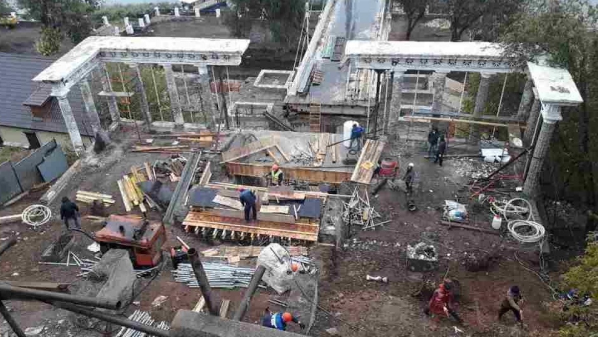 На спуске к Уралу строители начали монолитные бетонные работы