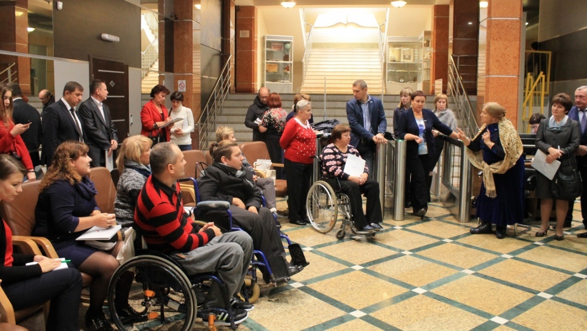 Инвалиды-колясочники рассказали с какими барьерами сталкиваются на пути