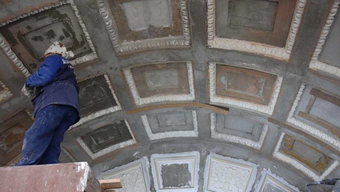 Реставрация грота на спуске к Уралу выполнена более чем наполовину