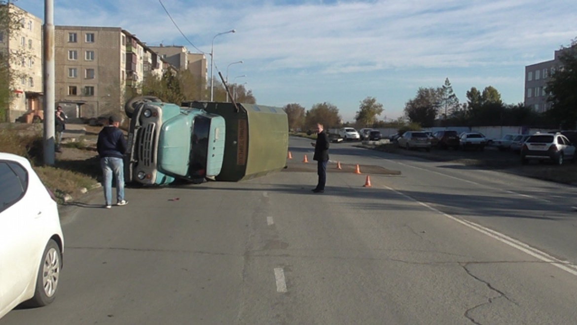 От столкновения с "ИЖ" перевернулся "ЗИЛ"